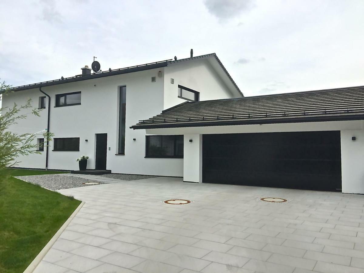 Ferienwohnung Black White Raubling Exterior photo